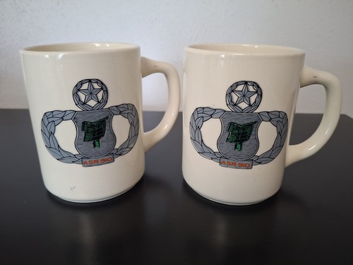 Zwei tassen kaffeebecher - kaffeebecher, /